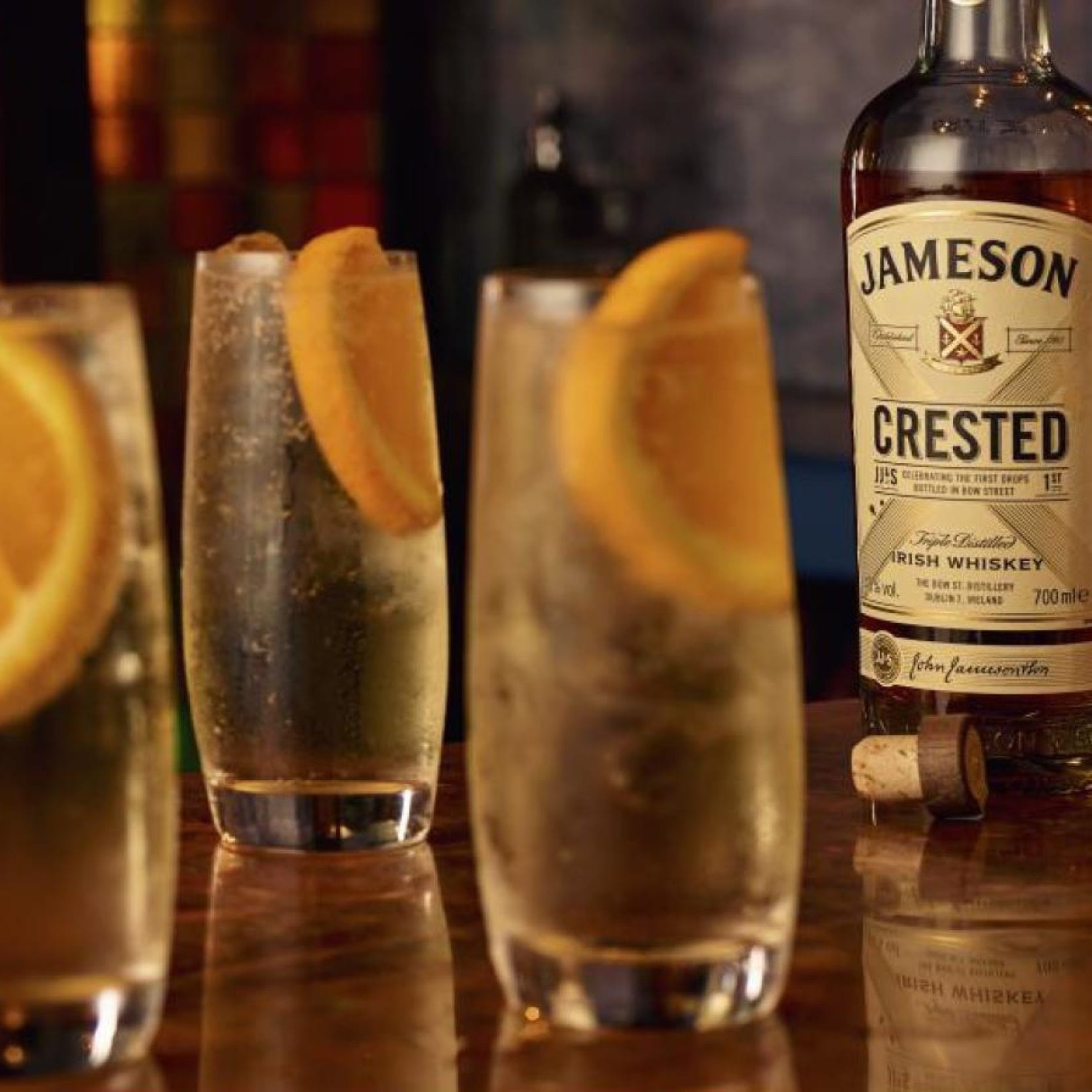 Jameson Crested, gāzētā ūdens un apelsīnu kokteilis