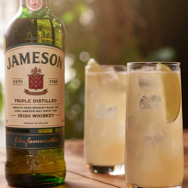 Jameson, limonādes un laima kokteilis