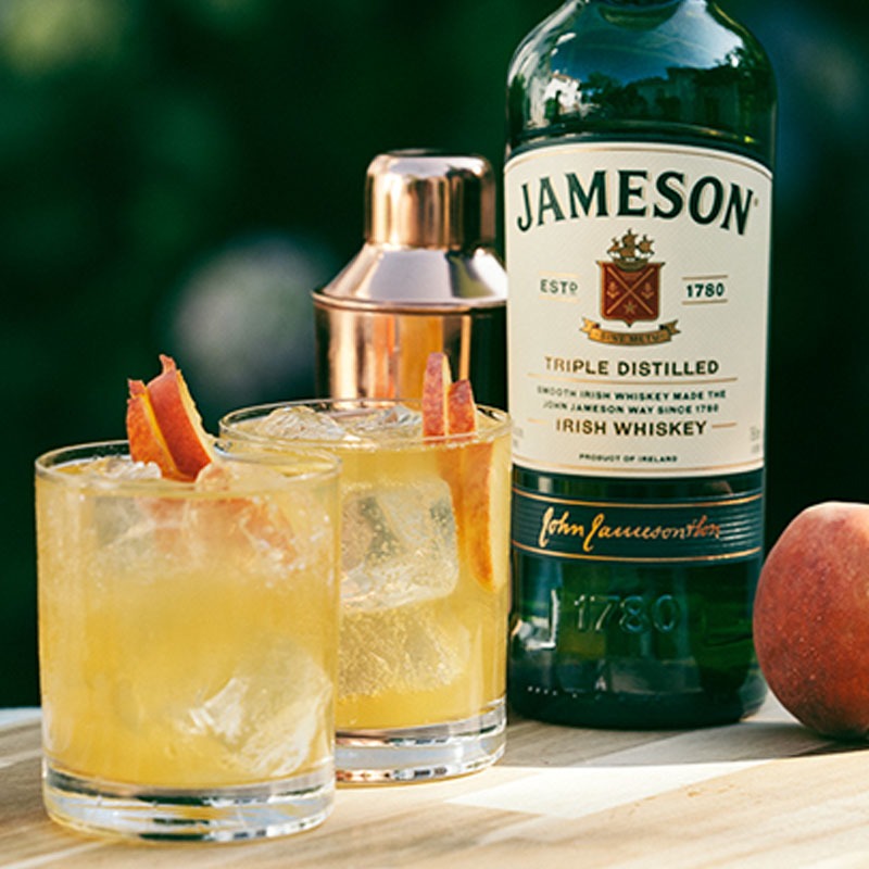Jameson, ingveralus un persiku kokteilis