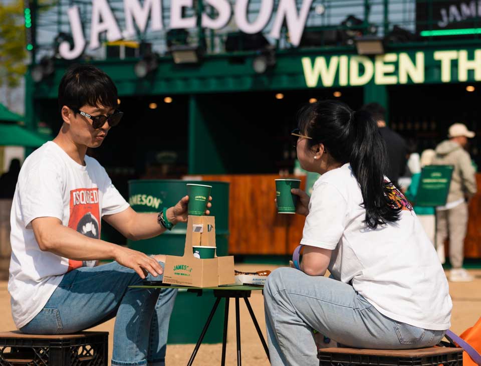 couple enjoying drinks at jameson’s widen the circle event